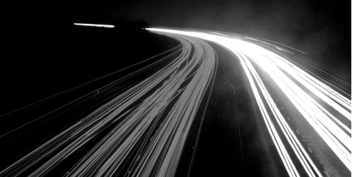 Lichtspuren auf einer Straße